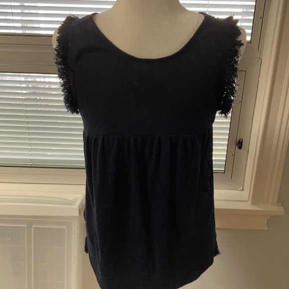 Beautiful sleeveless top - Picture 3 of 3